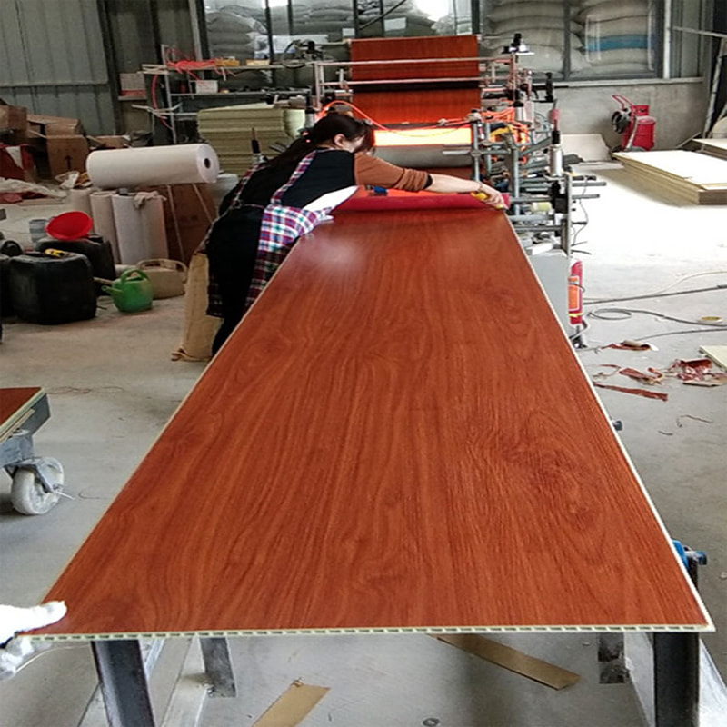 پانل دیواری PVC فیبر چوبی مدرن یکپارچه برای پس زمینه تلویزیون پانل دیواری بسته بندی سخت برای سقف داخلی برای استفاده در هتل